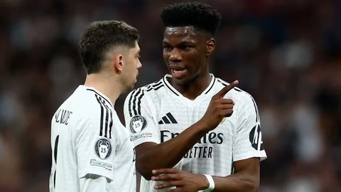 Vì sao phòng thay đồ của Real Madrid thành 'chiến trường'?